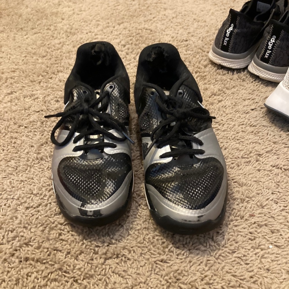 Women’s Nike volleyball court shoes 8.5